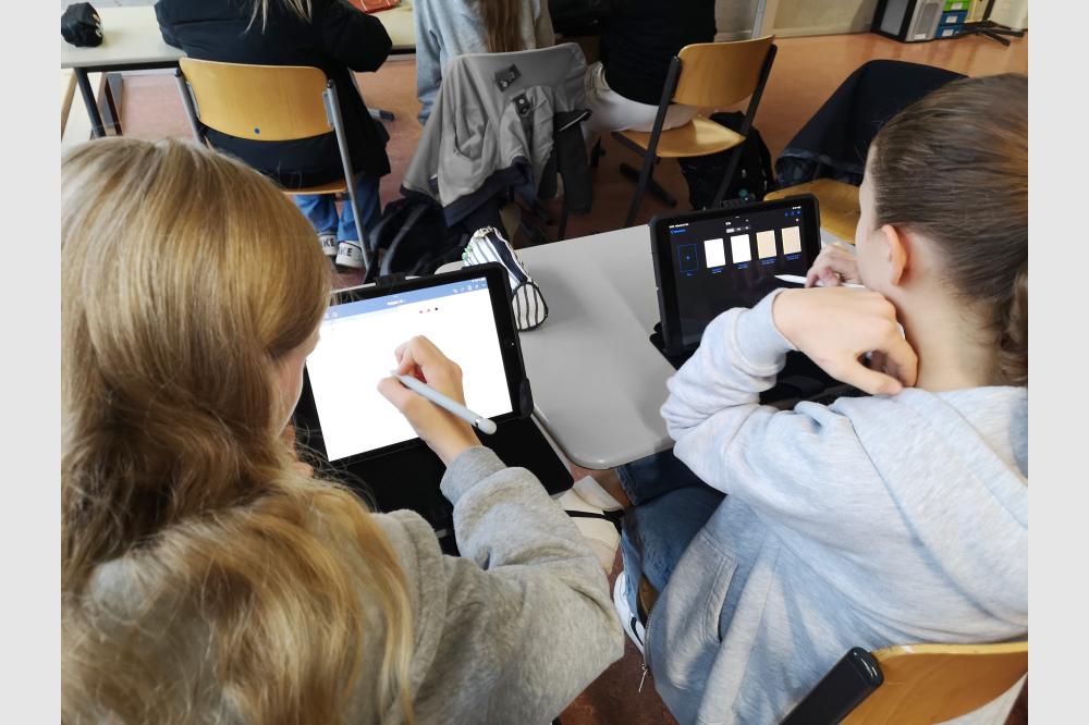 Digitalkompetenz f&ouml;rdern: AfB mobiles lernen stattet Realschule mit IT-Ger&auml;ten aus